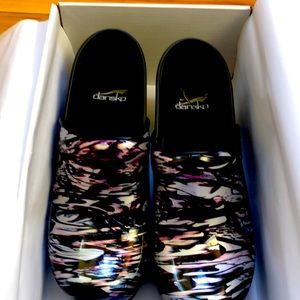 Dansko professional waves patent metallic